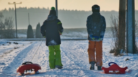 „Cu sania pe deal”: O zi de iarnă dedicată mișcării și bunei dispoziții în comuna Fărcașa