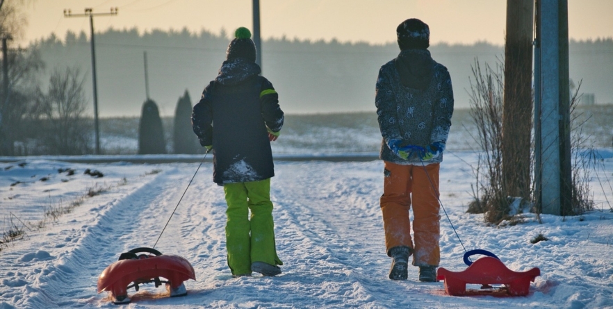 „Cu sania pe deal”: O zi de iarnă dedicată mișcării și bunei dispoziții în comuna Fărcașa