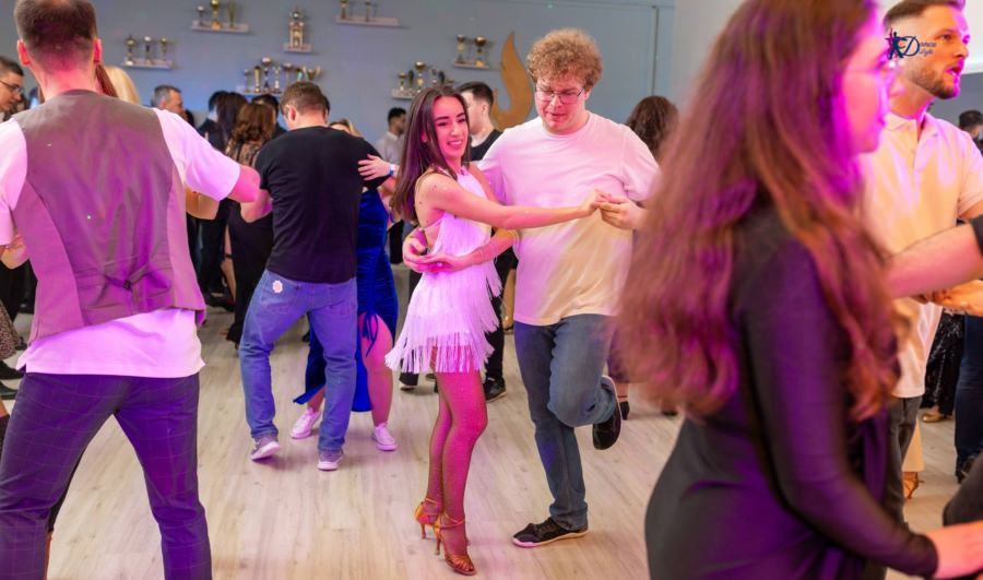 Se fac înscrieri la cursurile de dans pentru adulți la DanceLight Studio Baia Mare