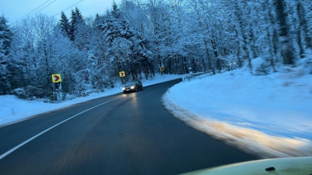 Peste 300 de tone de material antiderapant împrăștiate pe drumurile din județ pentru combaterea poleiului