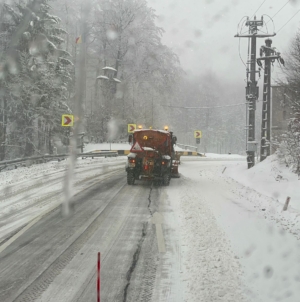 Trafic redirecționat în unele zone din județ din cauza ninsorilor