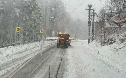 Trafic redirecționat în unele zone din județ din cauza ninsorilor