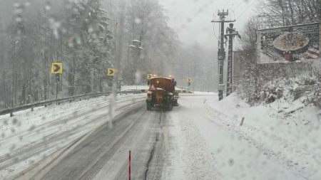 Trafic redirecționat în unele zone din județ din cauza ninsorilor