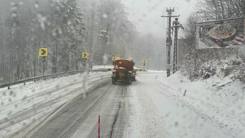 Trafic redirecționat în unele zone din județ din cauza ninsorilor