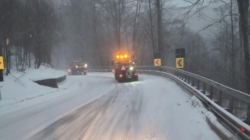 CJSU: Strat subțire de zăpadă pe majoritatea drumurilor din județ