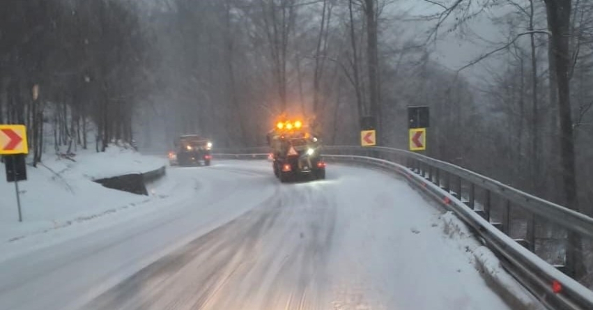 CJSU: Strat subțire de zăpadă pe majoritatea drumurilor din județ