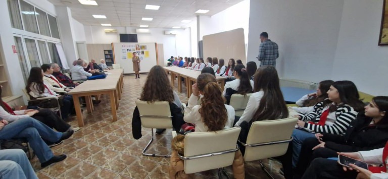 Întâlnire între generații la Centrul CASPEV Baia Mare, cu ocazia Zilei Culturii Naționale și a aniversării poetului Mihai Eminescu