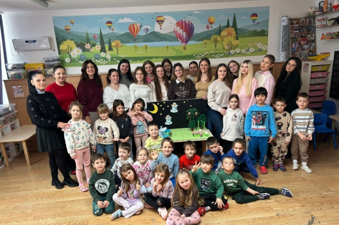 Elevii de la Colegiul Național „Mihai Eminescu”, alături de preșcolarii Grădiniței cu Program Prelungit „Otilia Cazimir” l-au serbat pe Mihai Eminescu