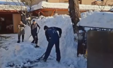 O mână de ajutor de la jandarmi pentru o familie de vârstnici