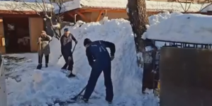 O mână de ajutor de la jandarmi pentru o familie de vârstnici