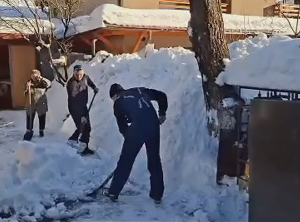 O mână de ajutor de la jandarmi pentru o familie de vârstnici