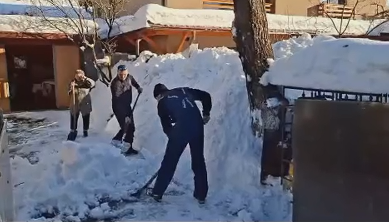 O mână de ajutor de la jandarmi pentru o familie de vârstnici