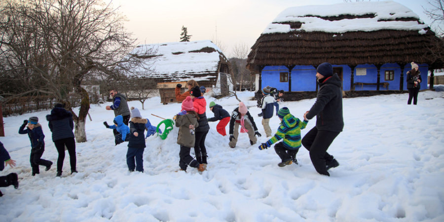 „Jocurile copilăriei de iarnă” la Muzeul Satului din Baia Mare