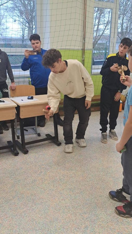 Adolescentul Sebastian Unguraș va susține un atelier de Kendama la Zbor Hub Baia Mare