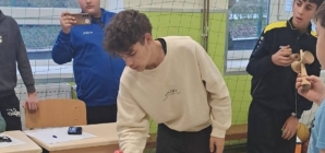 Adolescentul Sebastian Unguraș va susține un atelier de Kendama la Zbor Hub Baia Mare