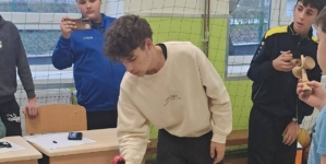 Adolescentul Sebastian Unguraș va susține un atelier de Kendama la Zbor Hub Baia Mare