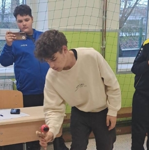 Adolescentul Sebastian Unguraș va susține un atelier de Kendama la Zbor Hub Baia Mare
