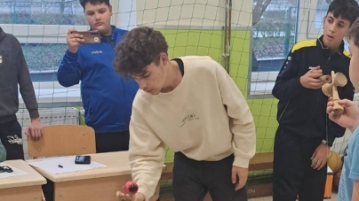Adolescentul Sebastian Unguraș va susține un atelier de Kendama la Zbor Hub Baia Mare