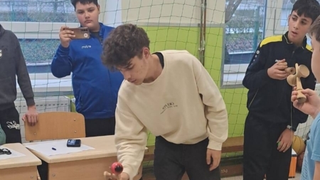 Adolescentul Sebastian Unguraș va susține un atelier de Kendama la Zbor Hub Baia Mare