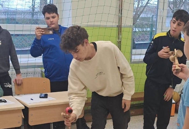 Adolescentul Sebastian Unguraș va susține un atelier de Kendama la Zbor Hub Baia Mare