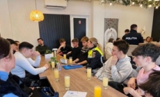 Discuții la o limonadă între liceeni și polițiști