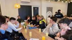 Discuții la o limonadă între liceeni și polițiști