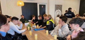 Discuții la o limonadă între liceeni și polițiști