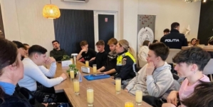 Discuții la o limonadă între liceeni și polițiști