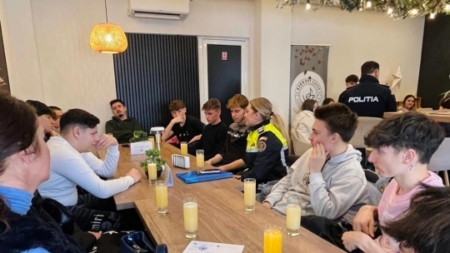Discuții la o limonadă între liceeni și polițiști
