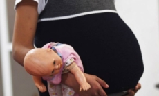 Fenomenul mamelor minore: În Maramureș, peste 100 de cazuri pe an