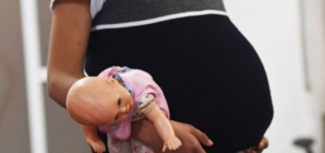 Fenomenul mamelor minore: În Maramureș, peste 100 de cazuri pe an