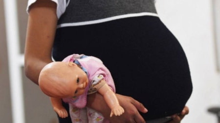 Fenomenul mamelor minore: În Maramureș, peste 100 de cazuri pe an