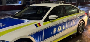 Accident în care a fost implicată o mașină de poliție. Un agent a fost rănit