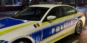 Accident în care a fost implicată o mașină de poliție. Un agent a fost rănit