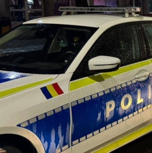 Accident în care a fost implicată o mașină de poliție. Un agent a fost rănit
