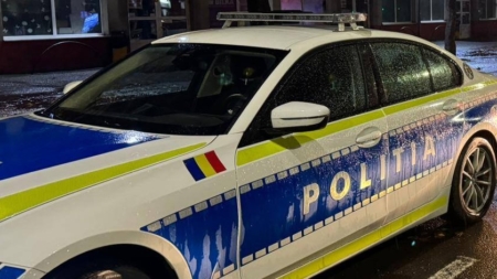 Accident în care a fost implicată o mașină de poliție. Un agent a fost rănit