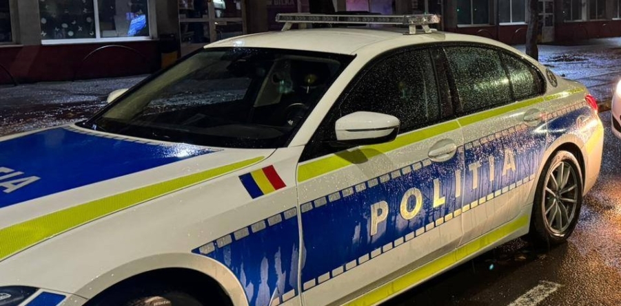 Accident în care a fost implicată o mașină de poliție. Un agent a fost rănit