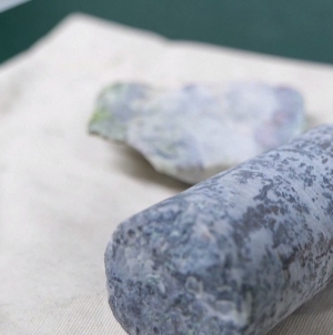 Specialiștii Muzeului Județean de Mineralogie, despre Jinxiuite – o descoperire de excepție