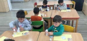 Preșcolarii din cadrul Centrului Comunitar Multifuncțional din Baia Mare au pătruns în lumea poveștilor populare