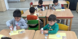 Preșcolarii din cadrul Centrului Comunitar Multifuncțional din Baia Mare au pătruns în lumea poveștilor populare