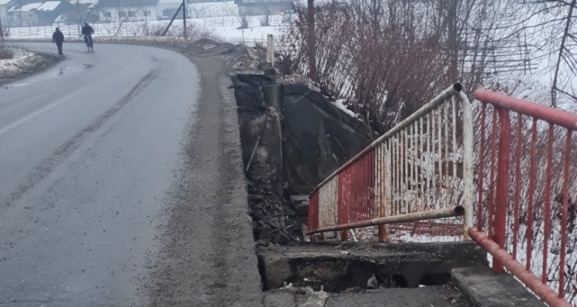 Circulație închisă pe un tronson din DJ 188, în Vișeu de Jos, după avarierea unui pod