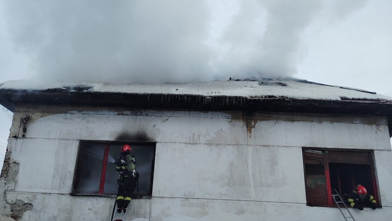 Incendiu într-o casă din Baia Mare, o persoană a fost găsită carbonizată