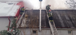 Incendiu într-o hală din Baia Mare. O persoană a ajuns la spital