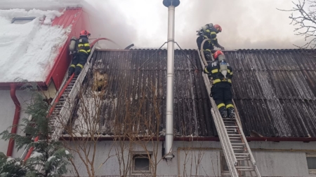 Incendiu într-o hală din Baia Mare. O persoană a ajuns la spital