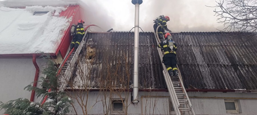Incendiu într-o hală din Baia Mare. O persoană a ajuns la spital