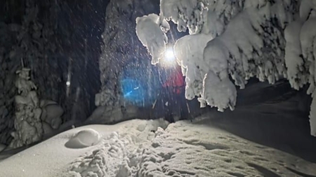 Intervenție a salvamontiștilor într-o zonă extrem de dificilă din Munții Maramureșului pentru salvarea a doi ucraineni