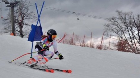 Tinerii pasionați de schi se vor putea întrece la concursul „Ski Cup Tineret”, organizat la Izvoare Resort