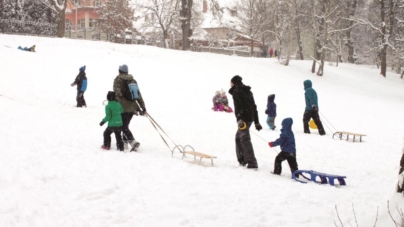 Cei mici, dar și cei mari sunt invitați la derdeluș, la Suciu de Sus