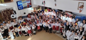Proiectul educațional „Hai să dăm mână cu mână!” a reunit elevi, cadre didactice și preșcolari, în cadrul unui eveniment cultural-artistic inedit