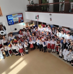 Proiectul educațional „Hai să dăm mână cu mână!” a reunit elevi, cadre didactice și preșcolari, în cadrul unui eveniment cultural-artistic inedit